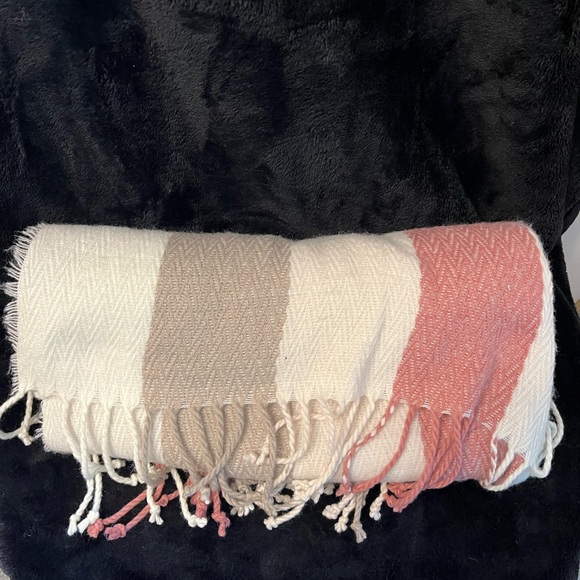 Beautiful scarf 10/10 - Picture 1 of 3